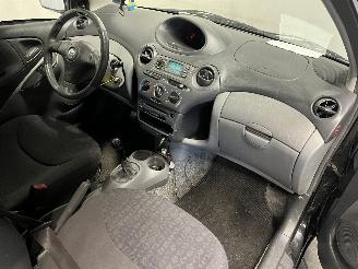 Toyota Yaris Yaris (P1) Hatchback 1.3 16V VVT-i (2SZFE) [63kW]  (08-1999/11-2005) picture 8
