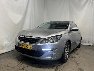 Vaurioauto  passenger cars Peugeot 308 308 SW (L4/L9/LC/LJ/LR) Combi 5-drs 1.2 12V e-THP PureTech 130 (EB2DTS=
(HNY)) [96kW]  (03-2014/06-2021) 2015/12