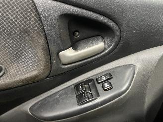Toyota Yaris Yaris (P1) Hatchback 1.3 16V VVT-i (2SZFE) [64kW]  (04-2002/09-2005) picture 24