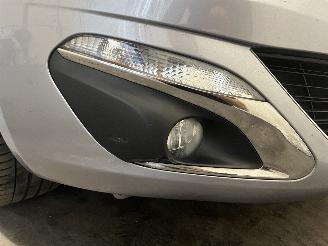 Peugeot 308 308 (L3/L8/LB/LH/LP) Hatchback 5-drs 1.2 12V e-THP PureTech 130 (EB2DT=
S(HNY)) [96kW]  (11-2013/06-2021) picture 15