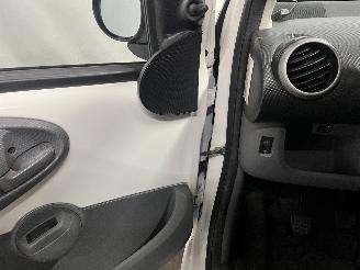 Peugeot 107 107 Hatchback 1.0 12V (384F(1KR)) [50kW]  (06-2005/05-2014) picture 12