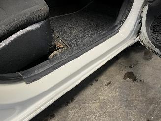 Kia Rio Rio III (UB) Hatchback 1.2 CVVT 16V (G4LA5) [63kW]  (09-2011/12-2017) picture 11