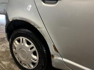 Toyota Yaris Yaris (P1) Hatchback 1.0 16V VVT-i (1SZFE) [50kW]  (04-1999/09-2005) picture 8