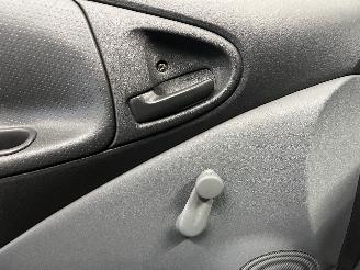 Toyota Yaris Yaris (P1) Hatchback 1.0 16V VVT-i (1SZFE) [50kW]  (04-1999/09-2005) picture 22