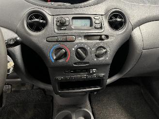 Toyota Yaris Yaris (P1) Hatchback 1.0 16V VVT-i (1SZFE) [50kW]  (04-1999/09-2005) picture 17