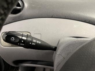 Toyota Yaris Yaris (P1) Hatchback 1.3 16V VVT-i (2SZFE) [64kW]  (04-2002/09-2005) picture 16