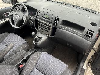 Toyota Corolla Corolla Verso (E12) MPV 1.8 16V VVT-i (1ZZFE) [99kW]  (12-2001/05-2004=
) picture 22