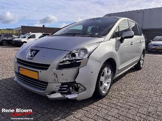 skadebil auto Peugeot 5008 1.6 e-HDi Executive 7p 2013/5