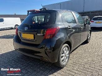 damaged passenger cars Toyota Yaris 1.0 VVT-i Comfort 69pk 2015/2