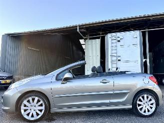 Schadeauto Peugeot 207 CC 1.6 VTi 120pk automaat Roland Garros - nap - clima - cruise - pdc - bi color leer - 4x nieuwe banden 2009/1