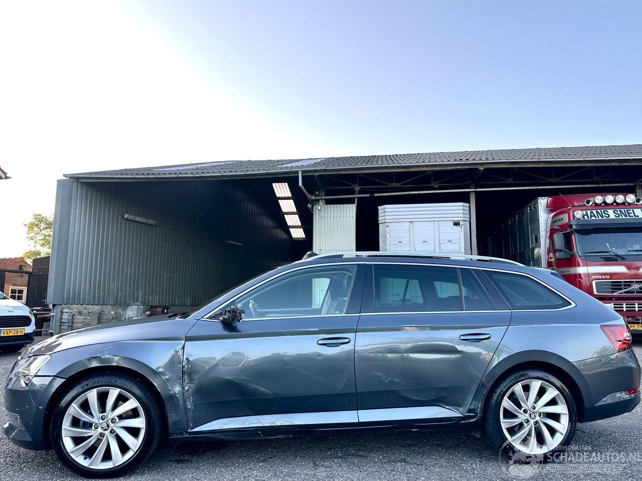 Skoda Superb 1.6 TDI 120pk dsg aut + f1 Style Bus - pano - nap - xenon - rest bpm 1300 - keyless - front + side + line assist - elektr klep