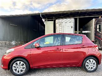 Coche accidentado Toyota Yaris 1.3 VVT-i 99pk automaat + f1 Aspiration 5drs - nap - camera - airco - cruise - trekh - 4x nieuwe banden 2013/7