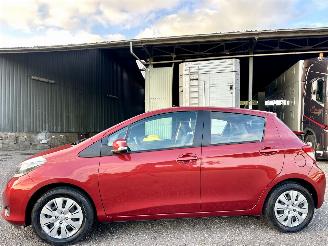 Auto incidentate Toyota Yaris 1.3 VVT-i 99pk automaat + f1 Aspiration 5drs - nap - camera - airco - cruise - trekh - 4x nieuwe banden 2013/7