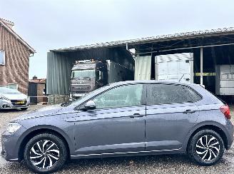 Schadeauto Volkswagen Polo 1.0 TSI 95pk 7-traps aut + f1 Life Edition 5drs - nap - navi - camera - carplay - front + line assist 2024/12