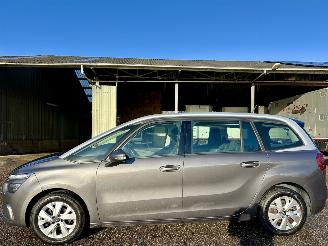 Schadeauto Citroën C4 Spacetourer 1.2T 131pk aut + f1 Bus 7-pers - nap - navi - virtual - line assist - keyless entry + start - pdc 2019/3