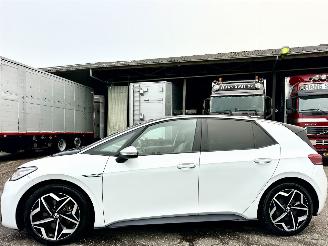 damaged passenger cars Volkswagen ID.3 58kWh 204pk aut First Plus - nap - navi - cam - keyless - 19 inch - stuurverw - front + line assist - sfeerverl 2020/12