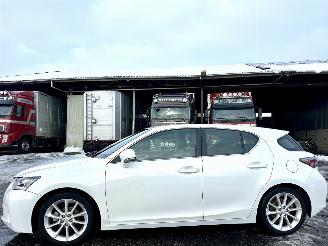 Auto incidentate Lexus Ct 200h Hybrid 123pk aut Luxury Line - nap - nav - leer - camera - memory - xenon - pdc v+a - keyless 2012/1