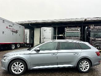 Unfallwagen Skoda Superb 2.0 TDI 150pk 6-bak euro.6 Style Bus - nap - navi - camera - front + side + park assist - keyless entry + start 2015/11