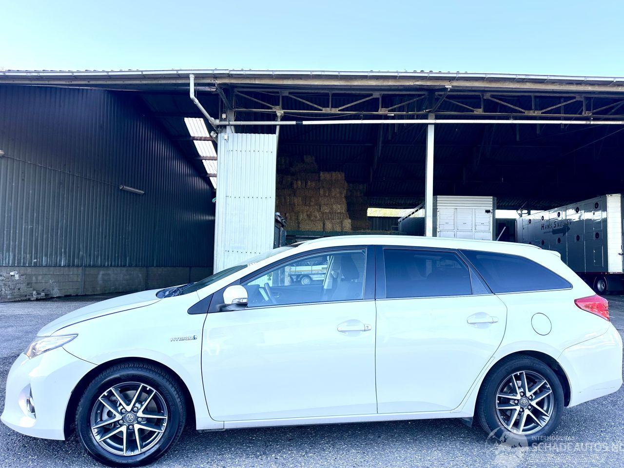 Toyota Auris Touring Sports Gereserveerd 1.8 Hybrid 123pk aut - pano - nap - camera - navi - keyless start - parelmoer - privacy glass - org nl