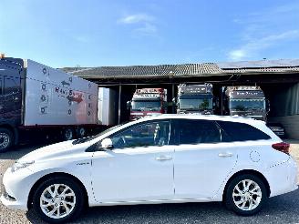 Avarii autoturisme Toyota Auris Touring Sports 1.8 Hybrid 123pk aut Lease pro - pano - nap - front + line + park assist - keyless entry + start - stoelverw 2015/12