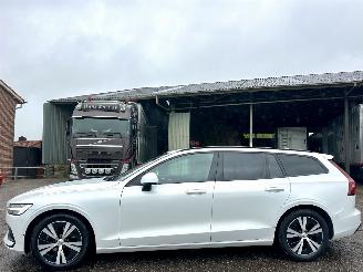 škoda osobní automobily Volvo V-60 2.0 B3 Hybrid 8-traps aut Momentum - 49dkm nap - navi - camera - leer - stoel + stuurverw - CarPlay 2021/1