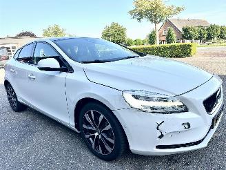 Volvo V-40 1.5 T3 152pk Aut + f1 Dynamic Ed - nap - pano - leer - stoelverw - navi - cam - keyless - harman/kardon picture 3