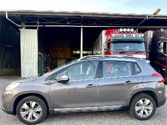 Damaged car Peugeot 2008 1.2 PureTech 82pk aut + f1 Allure - 33dkm nap - 1e eig - navi - pdc v+a - lmv - clima + cruise 2015/5
