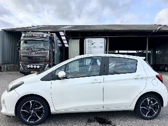 Damaged car Toyota Yaris 1.3 VVT-i 99pk aut + f1 Dynamic - 48dkm nap - 1e eig - navi - cam - pdc v+a - airco - cruise - parelmoer 2015/2