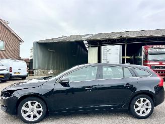 Damaged car Volvo V-60 1.6 T3 150pk aut. Momentum - 144dkm nap - navi - clima - cruise - lmv - pdc - trekh - 2e eig 2015/5