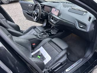 BMW 1-serie M135i xDrive 306pk aut + f1 High Exe M-Sport Performance - pano - hud - harman/kardon - keyless - kuipstoelen picture 16