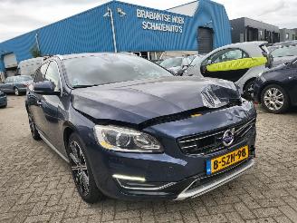 Vaurioauto  passenger cars Volvo V-60 Volvo V60 2.4 D6 AWD Plug-In Hybrid Summum 1e eigenaar 2013/12