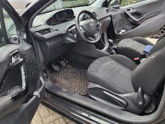 Peugeot 208 1.0 VTi Access COOL  2E eigenaar motor loopt op 2 cil ,rijdt nog wel (ZIE 3E FOTO) picture 11