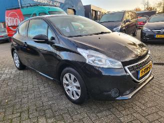 Unfallwagen Peugeot 208 1.0 VTi Access COOL  2E eigenaar motor loopt op 2 cil ,rijdt nog wel (ZIE 3E FOTO) 2014/10