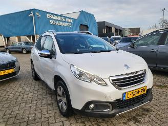 Vaurioauto  passenger cars Peugeot 2008 AUTOMAAT  1.6 VTi  Allure leer,pann,navi, rijdbaar 2015/4