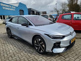 Damaged car Volkswagen ID.7 Pro S Business 86 kWh accu, 210 kW / 286 pk trek haak range 700 km 2024/10