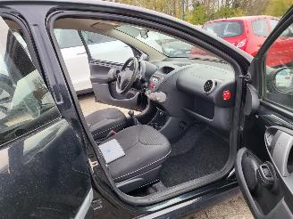 Peugeot 107 Peugeot 107 1.0 Active goed rijden en goede airco picture 12