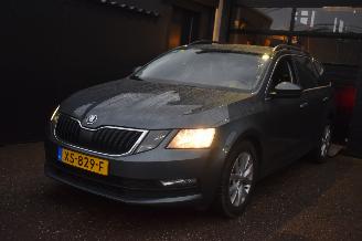 damaged passenger cars Skoda Octavia 1.6 Tdi Greentech Ambition Business 116Pk *Navi/Clima 2019/3