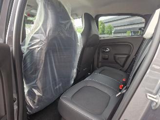 Renault Twingo Z.E. R80 Urban Night Camera / Navigatie / Airco ECC / Park.sensoren / 16\" LMV picture 14
