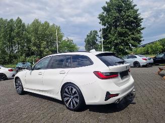 BMW 3-serie 2.0LTr 115KW AUTOM / SPORTLEER / HEAD UPP / ZWARTE HEMEL picture 2