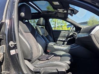 BMW 3-serie 320i -135KW M-SPORT / PANO /AUTOM picture 13
