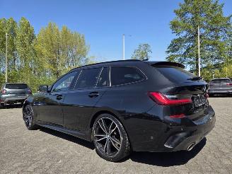 BMW 3-serie 320i -135KW M-SPORT / PANO /AUTOM picture 3