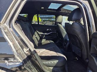 BMW 3-serie 320i -135KW M-SPORT / PANO /AUTOM picture 14