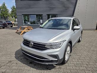 Damaged car Volkswagen Tiguan 1.5 TSi 110kw / Dig Cockpit / Stoelverw / Navi / Camera 2024/1