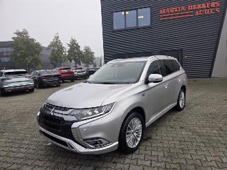 Damaged car Mitsubishi Outlander 2.4 PHEV Pure+ 169KW - AWD / CAMERA / NAVI / STOELVERW 2020/3