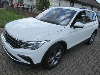Vaurioauto  passenger cars Volkswagen Tiguan 2.0TSI 190pk DSG Aut. 4MOTION 4x4  Climatronic Navi Camera TrekHaak-Klapbaar... 2024/7