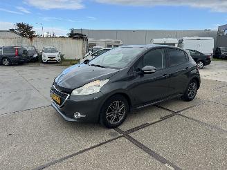krockskadad bil auto Peugeot 208 1.2  VTI Envy 5drs 2012/12