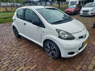 krockskadad bil auto Toyota Aygo 5 deurs + Airco 2011/8