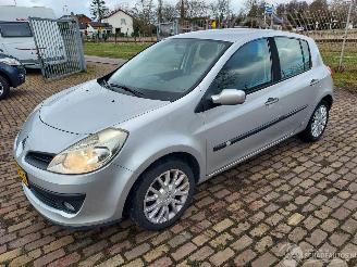 Vaurioauto  passenger cars Renault Clio 1.2   deurs 2009/4
