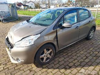Auto incidentate Peugeot 208 1.2 i  5 deurs euro 5 2012/9