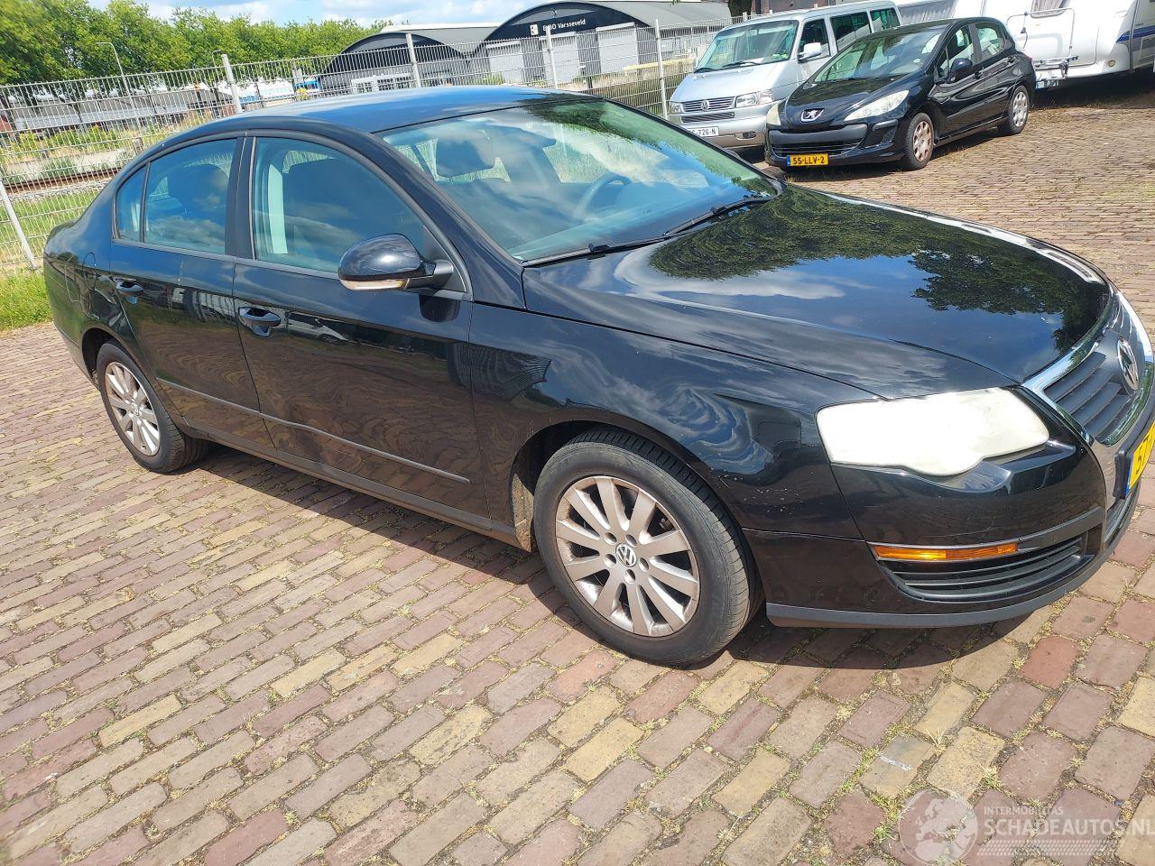 Volkswagen Passat 1.6 FSI Trendline Sedan 6 bak